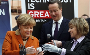Claudia Breidbach présente l'application qui pilote sa main bionique à Angela Merkel et David Cameron.